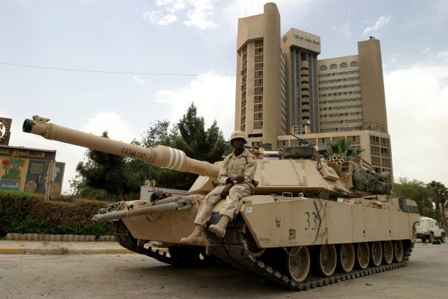 Un tanque M1 Abrams, del Ejército de EEUU, ante el Hotel Palestina, un mes después de la muerte de Couso y Protsyuk.