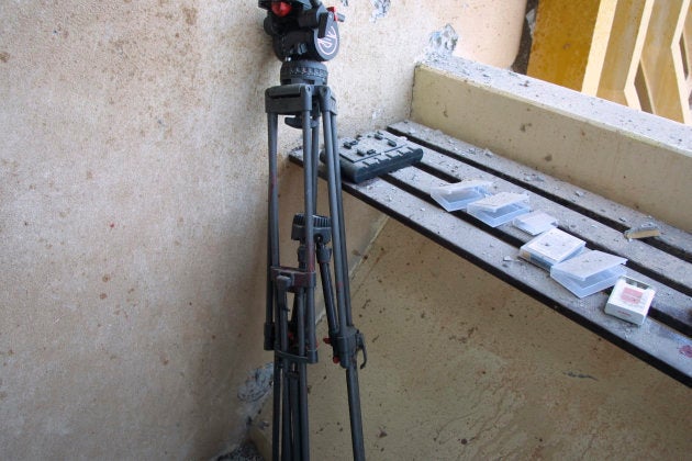 Cintas, baterías, cigarros y un trípode, en uno de los balcones atacados del Palestina.