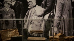 Auschwitz. No hace mucho. No muy lejos: no olvidemos no