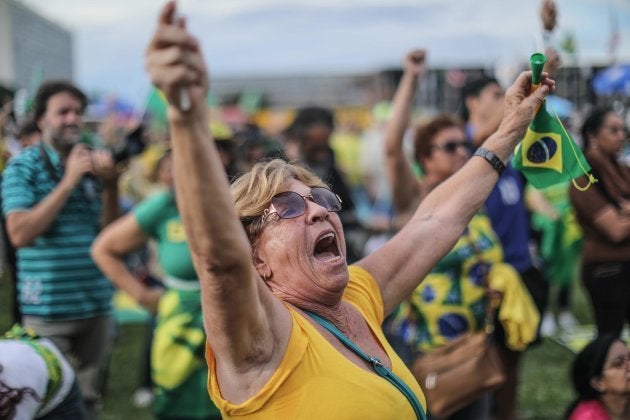 Manifestantes en contra del expresidente Lula da Silva celebran la decisión del Supremo en Brasilia (Brasil).