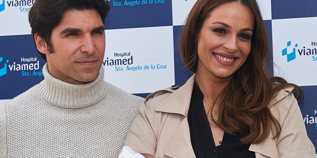 Eva Gonzalez y Cayetano Rivera, en la presentación de su hijo el 7 de marzo de 2018 en Sevilla.