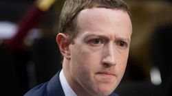 Un fotógrafo roba 'datos' a Zuckerberg durante su declaración ante el