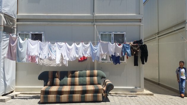 Colada secándose junto a un sofá roto colocado en la calle | Campo de Kahramanmaraş.