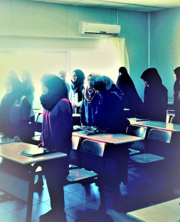 Una clase para niñas se pone de pie para dar la bienvenida a periodistas. | Campo de Osmaniye.