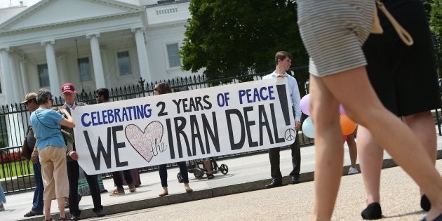 Activistas celebran ante la Casa Blanca que Irán haya cumplido el pacto firmado en 2015.