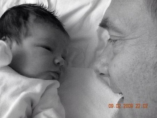 31 fotografías de padres cogiendo por primera vez a sus hijos recién