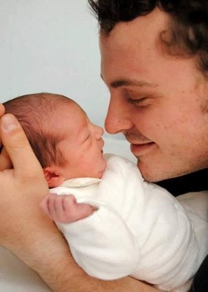 31 fotografías de padres cogiendo por primera vez a sus hijos recién