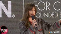 Dakota Johnson comparte su número de teléfono con el público de un