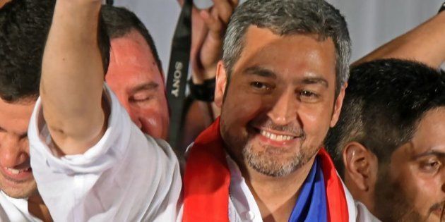 Paraguay elige presidente a un 'joven' conservador ligado familiarmente a la