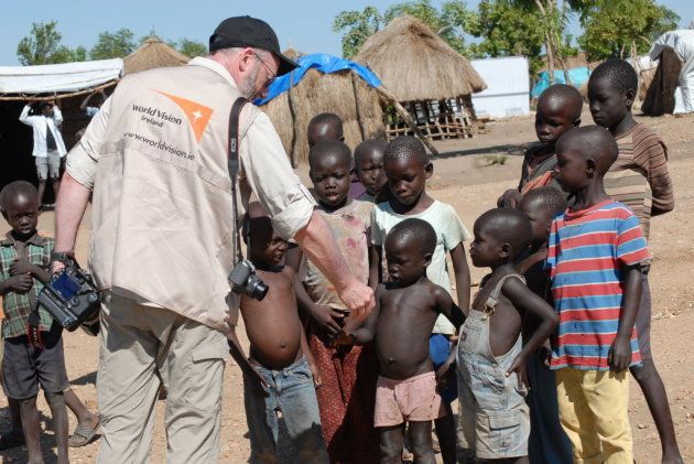 El actor de 'Juego de Tronos', Liam Cunningham, en el campo de refugiados de Bidibidi, en Uganda.