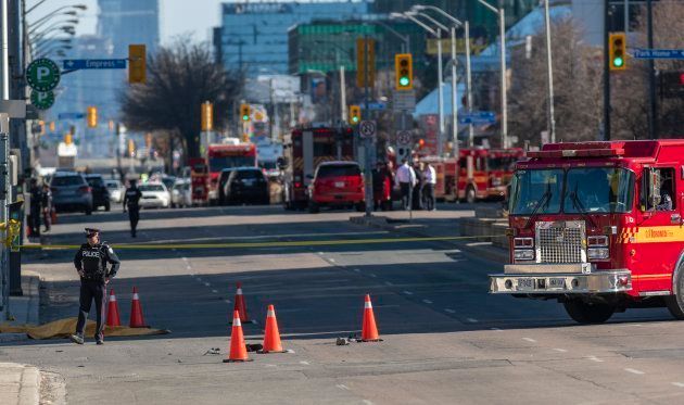 Un miembro de la policía de Toronto monta guardia junto a un cuerpo cubierto por una manta.