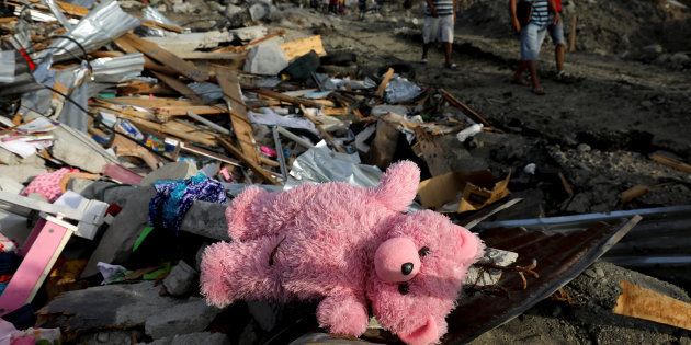 Un juguete entre los escombros provocados por el sismo en