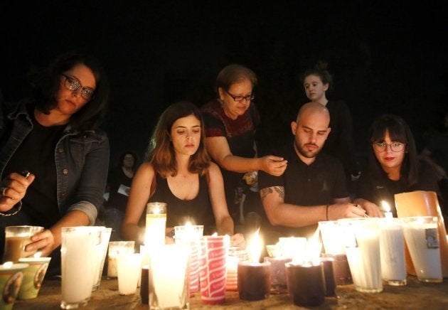 Amigos y familiares de los desaparecidos colocan velas en su recuerdo.