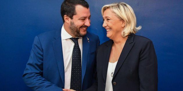 La ultraderechista francesa Marine Le Pen (d) se reúne con el ministro italiano del Interior, Matteo Salvini (i), en Roma.