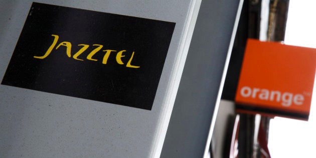Los logos de Jazztel y Orange en Madrid.