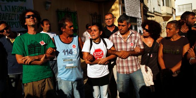 Miembros de la plataforma Stop Desahucios se manifiestan contra un desahucio por impago de hipoteca en 2012.