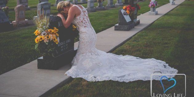 La historia de la novia que llora sobre la tumba de su