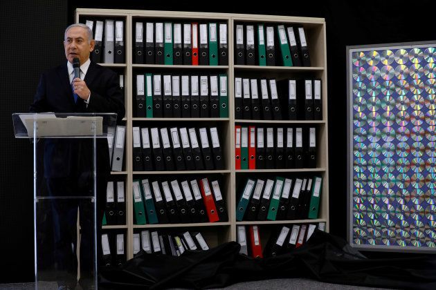 El primer ministro de Israel, mostrando los archivos y CD en los que fundamenta su acusación.