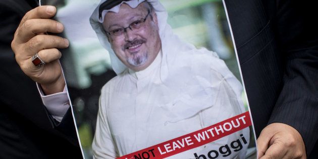 Un hombre porta un retrato de Jamal Khashoggi, durante una concentración organizada por asociaciones de defensa de la prensa, el pasado 8 de octubre, ante el consulado de Riad en Estambul.
