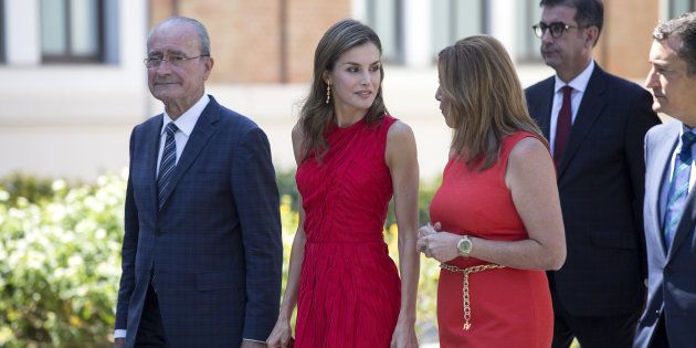 La reina Letizia departe con la presidenta Díaz, junto al alcalde de Málaga, Francisco de la Torre, y...