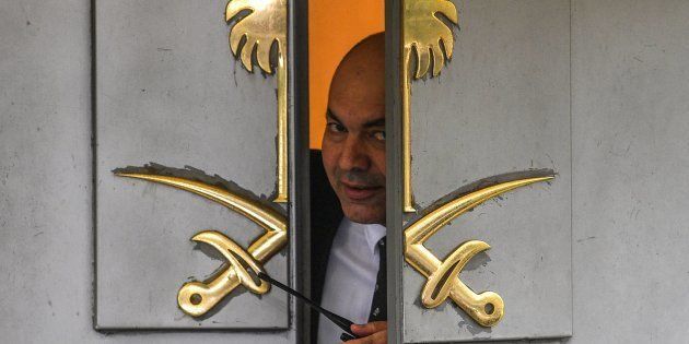 Un vigilante de seguridad se asoma a la puerta del consulado de Arabia Saudí en Estambul, donde se le perdió la pista al periodista.