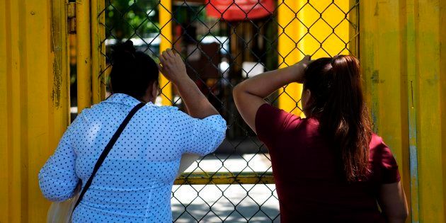 Dos mujeres en la entrada de la cárcel de mujeres de San Salvador.