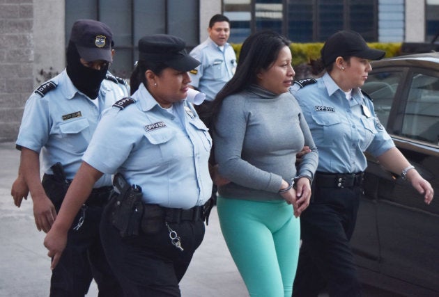 Theodora Vásquez es escoltada al final de la audiencia celebrada para revisar su sentencia de 2008 el 13 de diciembre de 2017.