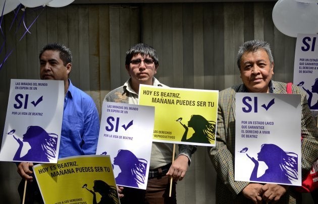 Miembros Amnistía Internacional, frente a la embajada de El Salvador en la ciudad de México, el 29 de mayo de 2013, protestan contra el gobierno de El Salvador al no permitir el aborto de Beatriz
