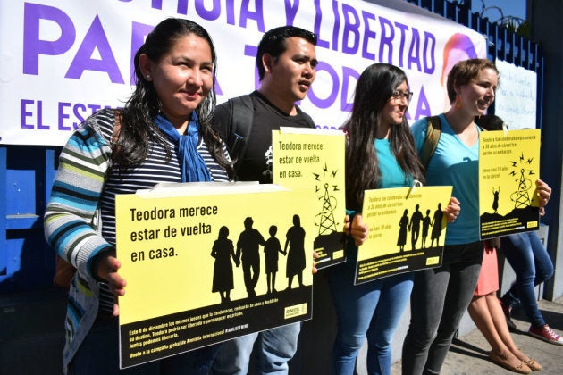 Varios manifestantes exigen la liberación de Teodora Vásquez frente al Centro Judicial de Isidro Menéndez el 13 de diciembre de 2017