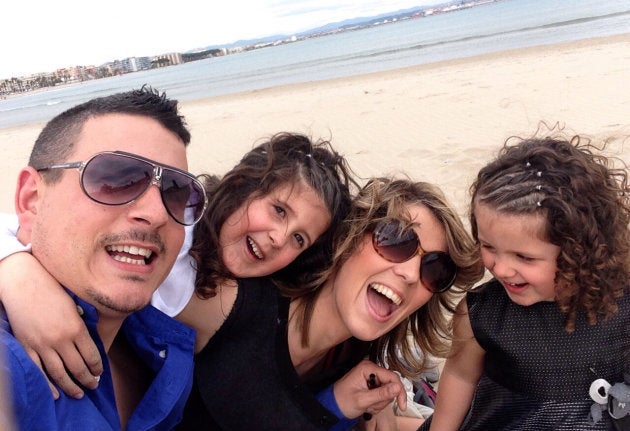 Júlia con su familia