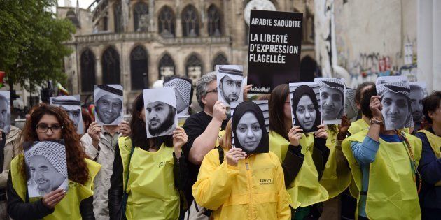 Un grupo de manifestantes con caretas de la activista Samar Badawi y su hermano Raif, bloguero, pidiendo justicia para ellos en París, en 2015.