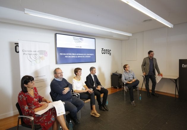 Los diputados María González (PSOE), Joan Olòriz (ERC), María Rosa Martínez (Unidos Podemos) y Juan Bravo (PP) junto a Andreu Climent (Ciencia en el Parlamento) y Jorge Barrero (Cotec).