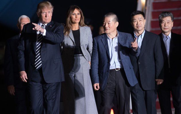Donald y Melania Trump reciben a los tres rehenes liberados por Corea del Norte.
