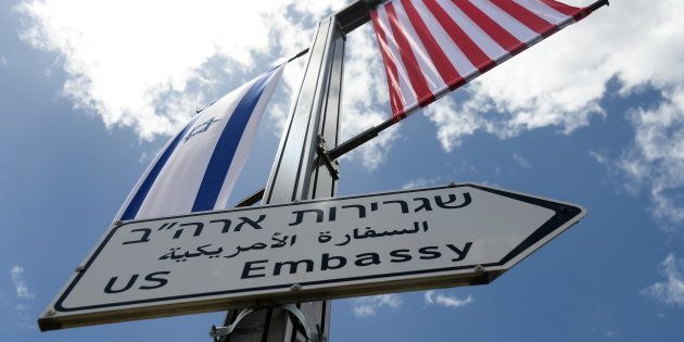 Nuevos carteles indicadores en Jerusalén, indicando la embajada norteamericana.