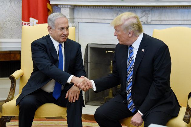 Netanyahu y Trump se dan la mano en el Despacho Oval, en la Casa Blanca.