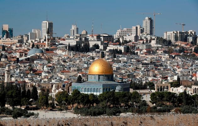 La Ciudad Vieja de Jerusalén, con la Cúpula de la Roca en primer plano y el oeste moderno al fondo, en una imagen tomada desde el Monte de los Olivos.