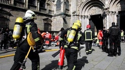 Los bomberos ayudan a cortar con una radial el anillo erótico de un