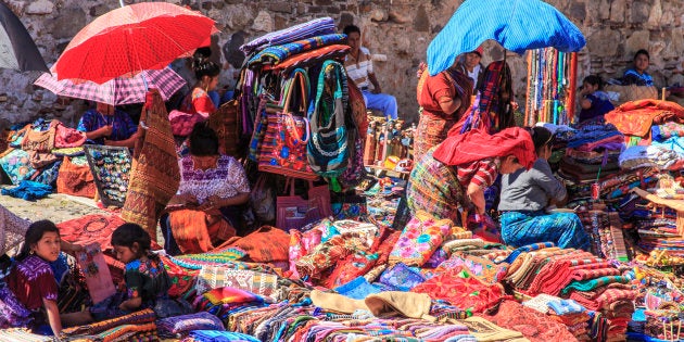 Mayas de Guatemala vestidos con los trajes tradicionales (Antigua, Guatemala).