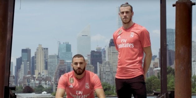 Bale y Benzemá posan con la camiseta de la tercera equipación del Real
