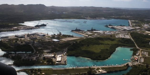 Foto aérea del puerto de Apra, en la isla de Guam, una imagen de archivo tomada el 5 de marzo de 2016 y facilitada hoy por el Departamento de Defensa de EEUU.