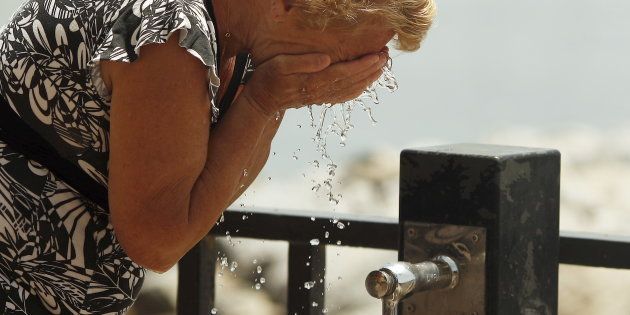Una mujer se refresca en Marbella, Málaga, en una ola de calor de mayo de 2015.