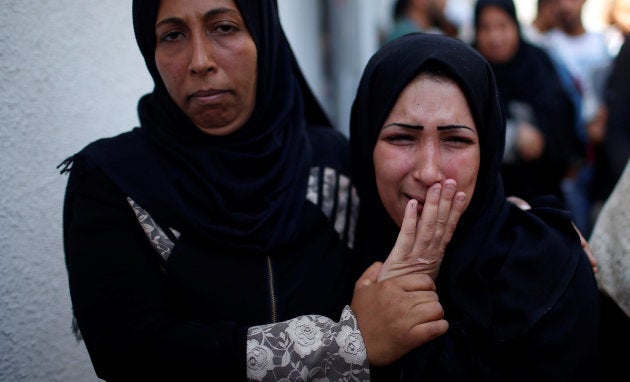 La madre de Laila, consolada por una familiar, durante el entierro.