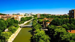 Agosto en la ciudad: menos coches, ruido y polución, y mucha naturaleza por