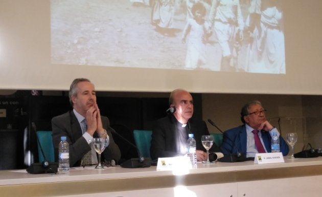 El padre Jamal Khader (centro), durante la conferencia en Casa Árabe para conmemorar el 70 aniversario de la Nakba, junto a a Mussa Amer Odeh (d), jefe de la Misión Diplomática de Palestina en España, y al director de la institución, Fernando Martínez-Navial (i).