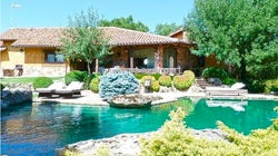 Vox cuelga una pancarta de 