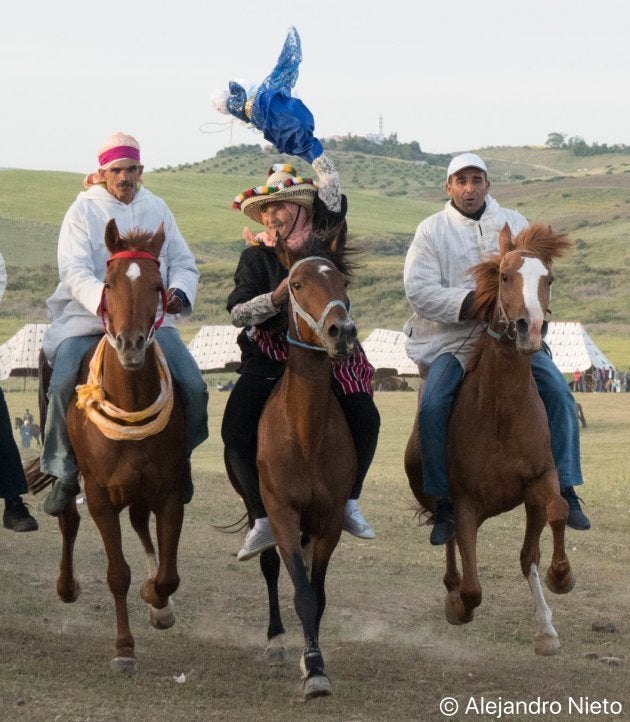 La amazona cabalga con la muñeca junto a otros jinetes.