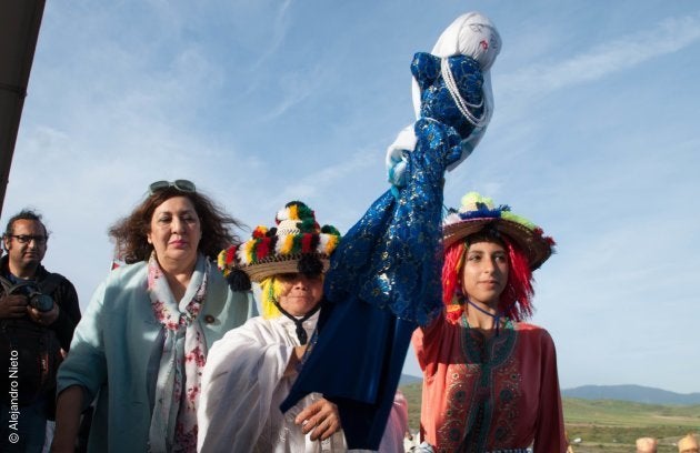 Nabila Baraka, la primera por la izquierda, junto a la autora de la muñeca.