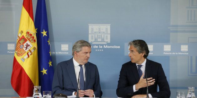 Los ministros Íñigo Méndez de Vigo e Íñigo de la Serna, en la rueda de prensa posterior al Consejo de...