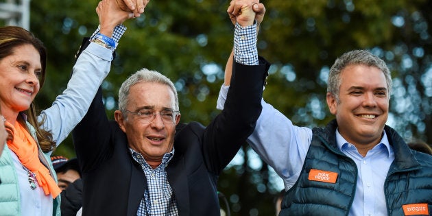Álvaro Uribe, en el centro, durante la campaña a las presidenciales del 27 de mayo en Colombia.