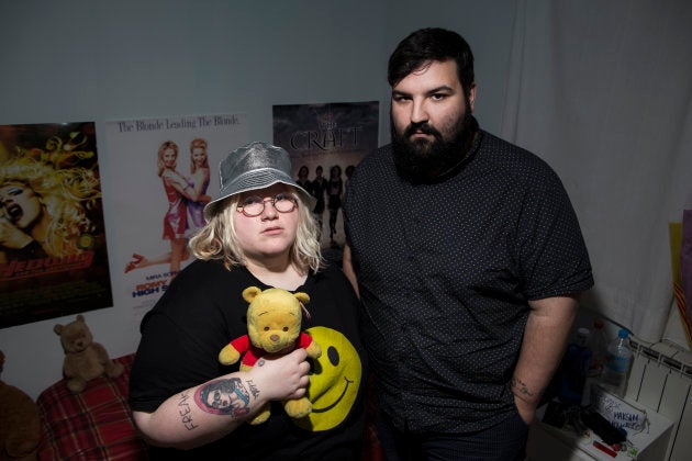 Esty con Algar, otro de los personajes de la